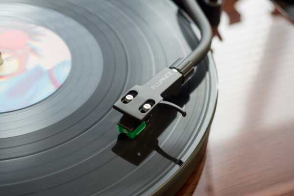 how does a record player work